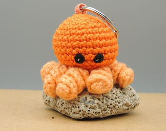 Schlüsselanhänger Oktopus mit Herz, gehäkelter Oktopus, Amigurumi, handgemacht, Glücksbringer, Schlüsselanhänger, Geschenk