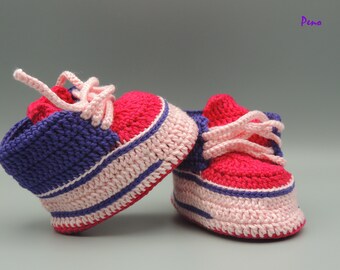 Gehäkelte Sneakers, gehäkelte Babyschuhe, Lila Schuhe, Schuhe mit Herz, Neugeborenen Booties, Neugeborenen Baby Geschenk, Baby-Dusche-Geschenk, erstes Baby Geschenk