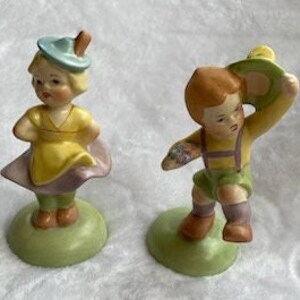 Figuras antiguas de niños y niñas alemanes