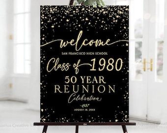 Puede incluir: Un letrero de bienvenida rectangular negro con detalles de confeti dorado y el texto: welcome, SAN FRANCISCO HIGH SCHOOL, Class of 1980, 50 YEAR REUNION, Celebration, AUGUST 18, 20XX. El letrero se muestra sobre un caballete marrón oscuro.