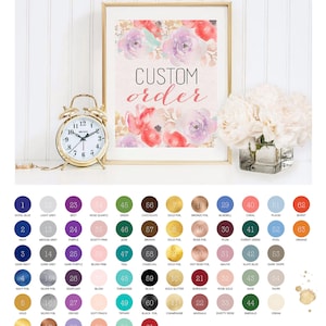 Pode incluir: Um gr&aacute;fico com 61 amostras de cores diferentes com seus nomes correspondentes. O gr&aacute;fico &eacute; rotulado como "CUSTOM order" em uma moldura dourada. O gr&aacute;fico &eacute; exibido em uma superf&iacute;cie branca com um despertador dourado e um vaso de flores brancas.