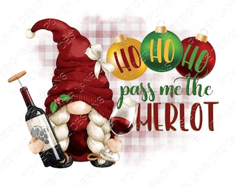 Op de afbeelding: Een rode en witte gnome die een fles wijn en een glas wijn vasthoudt. De gnome draagt een rode muts met een witte pompon. De gnome staat voor een rood-wit geruite achtergrond. De tekst "HO HO HO pass me the MERLOT" staat in groen, rood en geel op de achtergrond.