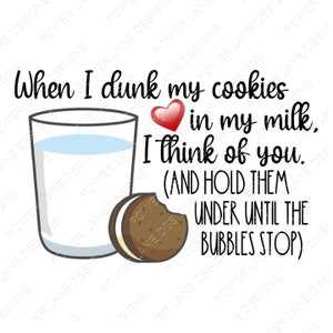 Può includere: Uno sfondo bianco con un bicchiere di latte, un biscotto con gocce di cioccolato e un cuore rosso. Il testo dice "Quando immergo i miei biscotti nel mio latte, penso a te. (E li tengo sotto fino a quando le bolle non si fermano)"