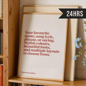 Puede incluir: Impresión enmarcada con el texto "Your favourite quote, song lyric, phrase, or saying. Stylish colours, beautiful fonts, and multiple layouts to choose from." La impresión está en un marco de madera clara. Un jarrón con flores azules está cerca.