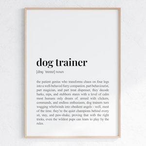 Può includere: Arte da parete stampabile in bianco e nero con una definizione di "addestratore di cani". La definizione descrive un addestratore di cani come un genio paziente che trasforma il caos su quattro zampe in un compagno peloso ben educato.