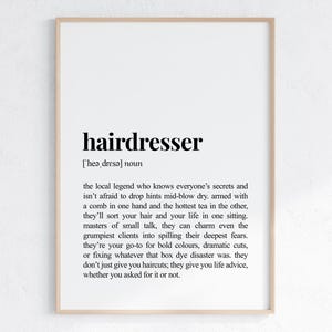 Könnte beinhalten: Eine schwarz-weiße druckbare Definition des Wortes "Friseur" mit der phonetischen Aussprache und einer humorvollen Beschreibung der Rolle eines Friseurs.