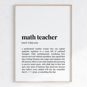 Puede incluir: Una definición imprimible en blanco y negro de "profesor de matemáticas" con la pronunciación y una descripción humorística del trabajo.