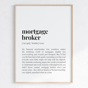 Op de afbeelding: Een zwart-witte printbare definitie van het woord "hypotheekadviseur" met een humoristische beschrijving van de baan. De definitie bevat de fonetische uitspraak van het woord.