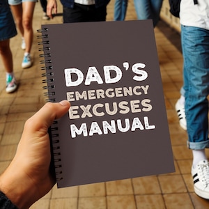 Puede incluir: Un cuaderno de espiral gris oscuro con el texto "DAD'S EMERGENCY EXCUSES MANUAL" en blanco, con letras manuscritas. El cuaderno se sostiene en una mano, con un fondo borroso de personas caminando sobre una superficie embaldosada.