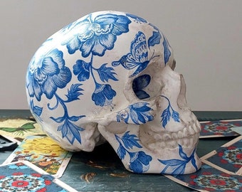 Decorazione teschio magnolia blu, teschio in gesso decoupage fatto a mano