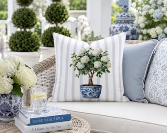 Funda de cojín con topiario de hortensias blancas / Cojín decorativo estilo casa de campo costera / Decoración estilo chinoiserie azul y blanca con hortensias / Cojín inspirado en Serena & Lily