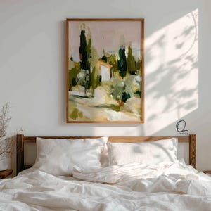 Puede incluir: Una impresi&oacute;n art&iacute;stica rectangular en un marco de madera que presenta un paisaje impresionista con altos cipreses de color verde oscuro, follaje verde oliva y un peque&ntilde;o edificio blanco sobre un cielo rosa p&aacute;lido y crema.