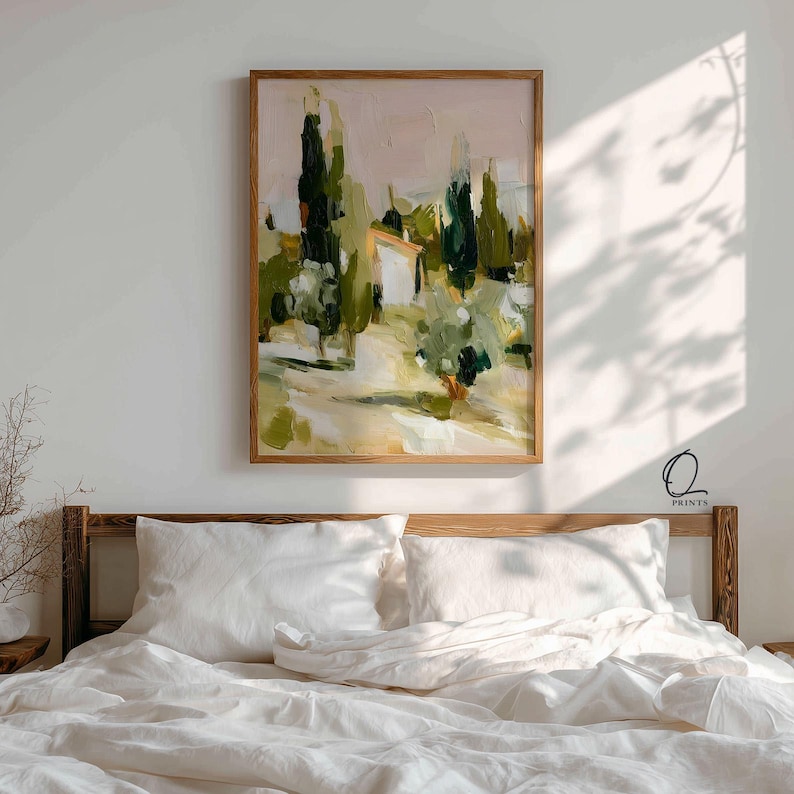 Puede incluir: Una impresi&oacute;n art&iacute;stica rectangular en un marco de madera que presenta un paisaje impresionista con altos cipreses de color verde oscuro, follaje verde oliva y un peque&ntilde;o edificio blanco sobre un cielo rosa p&aacute;lido y crema.