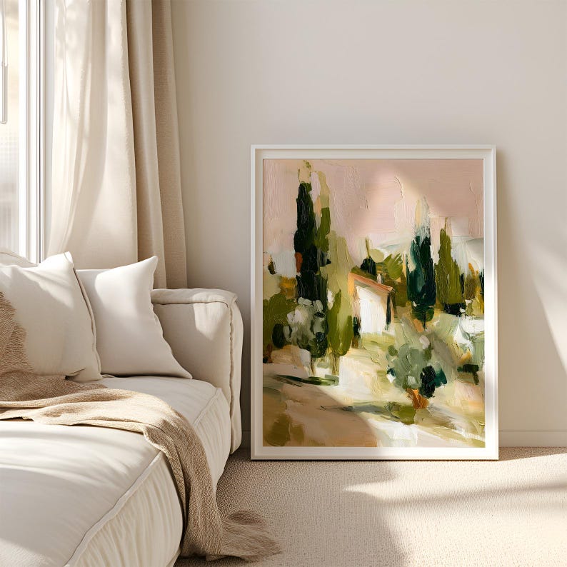 Puede incluir: Una impresi&oacute;n de arte mural enmarcada que presenta una pintura de paisaje abstracto con altos cipreses de color verde oscuro, un peque&ntilde;o edificio blanco y tonos suaves en beige y rosa claro. La obra utiliza pinceladas visibles para representar una escena mediterr&aacute;nea.