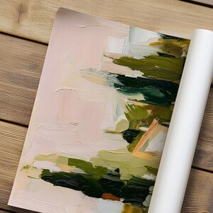 Puede incluir: Una pintura al &oacute;leo abstracta sobre un lienzo rectangular que presenta pinceladas gruesas y texturizadas en tonos rosa p&aacute;lido, verde bosque, oliva y crema. La composici&oacute;n muestra una mezcla de &aacute;reas pastel suaves y trazos verde oscuro.