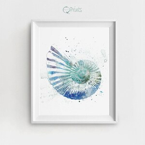 Puede incluir: Una pintura de acuarela de una concha marina en tonos azules y verdes. La concha es en espiral y tiene una superficie texturizada. El fondo es blanco con salpicaduras de pintura azul.