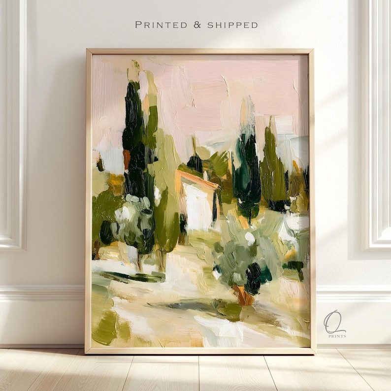 Puede incluir: Una impresi&oacute;n de arte mural rectangular vertical que presenta una pintura de paisaje impresionista con altos cipreses de color verde oscuro, follaje verde oliva y un peque&ntilde;o edificio blanco sobre un fondo de cielo rosa p&aacute;lido.