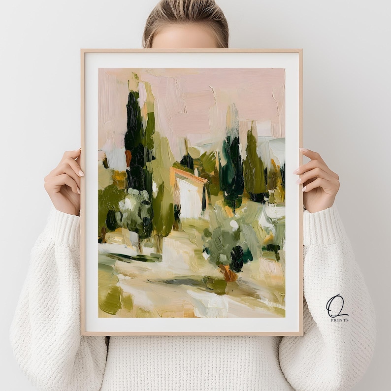 Puede incluir: Una l&aacute;mina art&iacute;stica enmarcada que presenta un paisaje impresionista con altos cipreses de color verde oscuro, olivos y un peque&ntilde;o edificio blanco. La paleta de colores consta de tonos rosa suave, verde salvia, oliva y crema con pinceladas visibles.