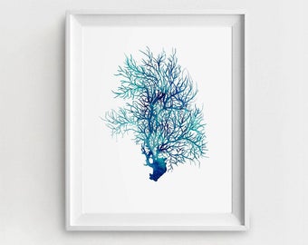 Puede incluir: Una impresión artística enmarcada con una ilustración en acuarela de un arrecife de coral en tonos azules y turquesas. La obra de arte está sobre un fondo blanco y enmarcada en un borde blanco. La impresión está etiquetada con el texto "QPrints".
