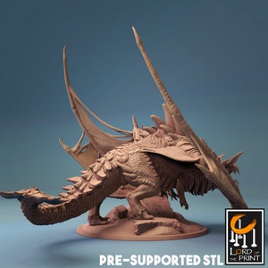 Puede incluir: Un modelo de drag&oacute;n impreso en 3D con las alas extendidas, de pie sobre una base rocosa. El drag&oacute;n es de color marr&oacute;n claro y tiene una superficie detallada y texturizada. El modelo est&aacute; pre-soportado y listo para ser impreso.  PRE-SUPPORTED STL