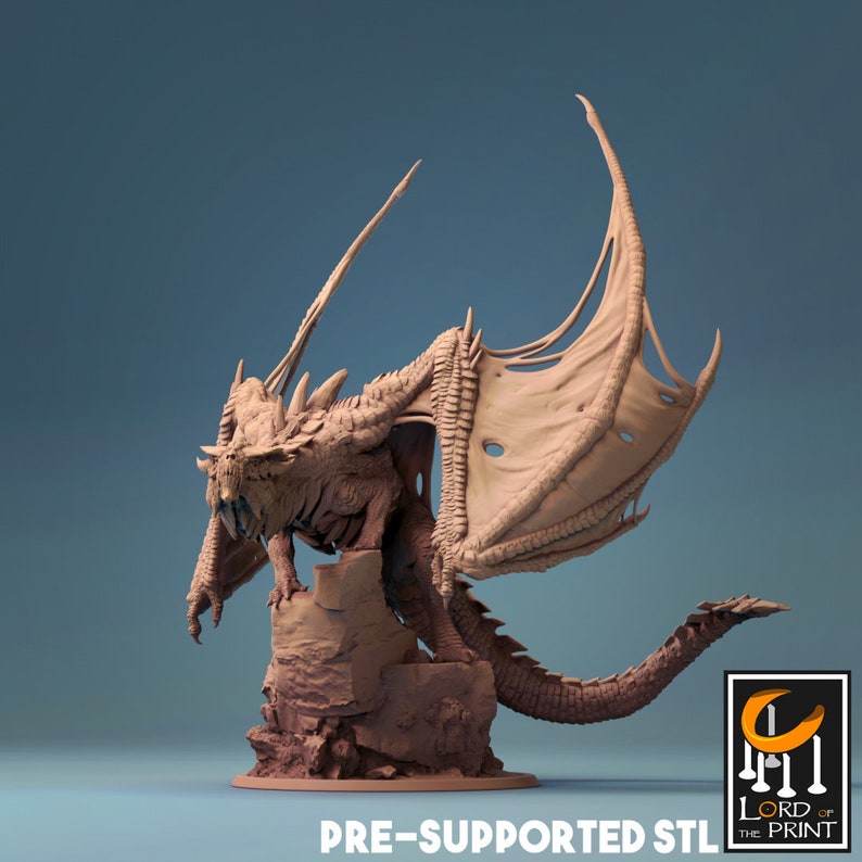 Puede incluir: Un modelo de drag&oacute;n impreso en 3D detallado con las alas extendidas, de pie sobre una base rocosa. El drag&oacute;n es de color marr&oacute;n claro y tiene una expresi&oacute;n feroz.