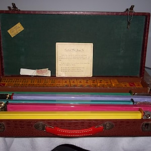 vintage Kardinaal Mah Jongg-spelset 152 tegels 5 rekken koffer 2 sleutels Catalin met de hand in reliëf geschilderd