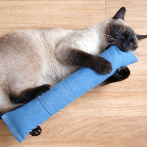 Juguete recargable de mezclilla con hierba gatera – Palo largo para gatos y gatitos – Hecho a mano en EE. UU.
