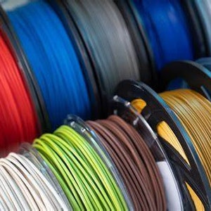 Peut inclure: Bobines de filament color&eacute; pour l'impression 3D, y compris rouge, bleu, jaune, vert, marron et blanc.