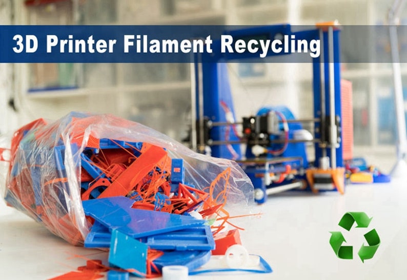 Peut inclure: Un sac en plastique rempli de d&eacute;chets de plastique imprim&eacute;s en 3D bleus et orange. Une imprimante 3D est floue &agrave; l'arri&egrave;re-plan. Un symbole de recyclage vert est au premier plan. Le texte "Recyclage de filament d'imprimante 3D" est en haut de l'image.
