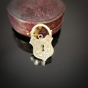 Pendentif en argent sterling à breloque cadenas gravé