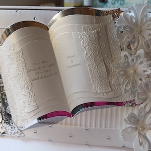 Eine handgemachte und personalisierte Hochzeitskarte in Silber und Weiß