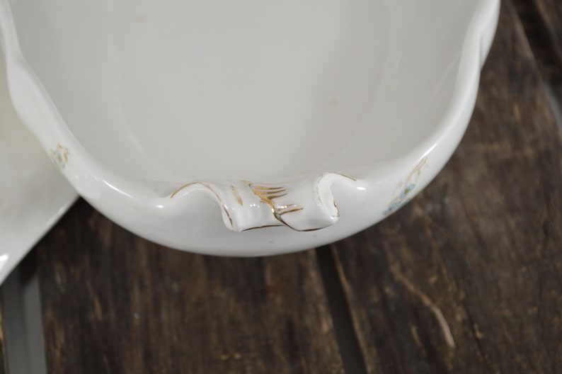 Close up of a handle showing the hand painted gold trim.