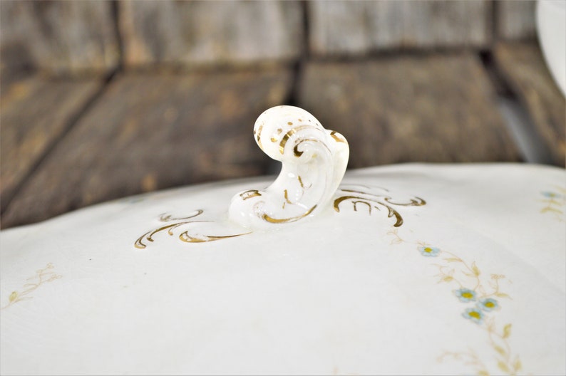Close up of a handle showing the hand painted gold trim.