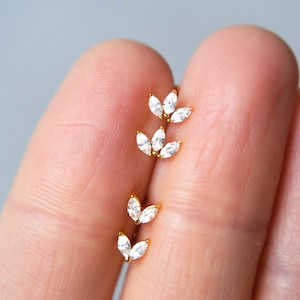 Marquise bloem oorknopjes Kleine bloemblaadje bloem gouden studs, sterlingzilver CZ sierlijke studs, kleine gouden sprankelende studs, minimale zirkonia stud