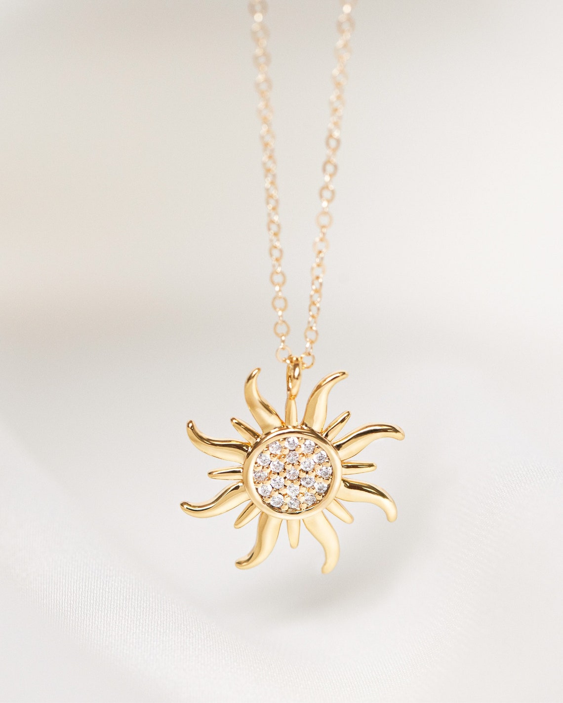 Collana con ciondolo mini delfino con perle d'acqua dolce in