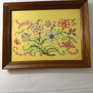 Vintage Crewel Garn Kunstwerk floral gerahmte Galeriewand