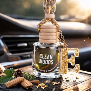 Personlig Clean Woods-bildiffusor – doft av cederträ och sandelträ – personlig initialberlock – lyxig luftfräschare till bilen, present till henne och honom