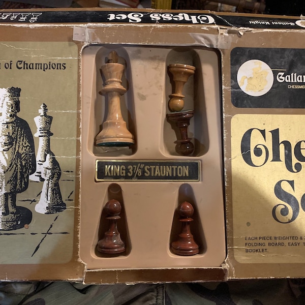 Vintage Gallant Knight Chess Set Arrco
