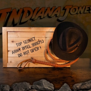 Présentoir mural inspiré d&#39;Indiana Jones | Caisse rustique fabriquée à la main + accessoires en option ! | Fan art