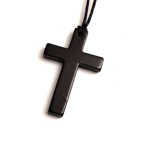 Collar con colgante de cruz cristiana de shungita para protección y sanación contra campos electromagnéticos.