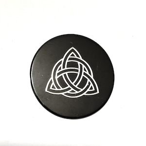 Piastra protettiva in shungite da 5 cm-2&#39;&#39; Triquetra per cellulari, laptop, notebook