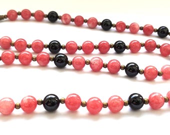 Natuurstenen ketting met roze chalcedoon- en granaatkralen, 70 cm lang.