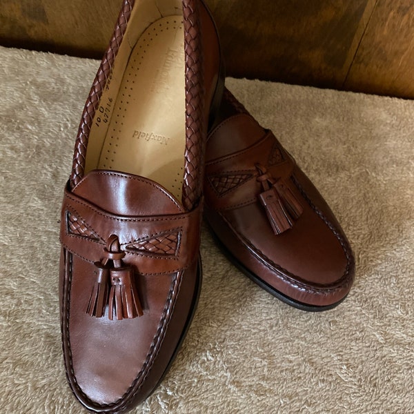 Allen Edmonds mayfield shoes. Loafers with tassels. In good condition see pictures. Foam cushion under tongue. Leather soles. Size 10d