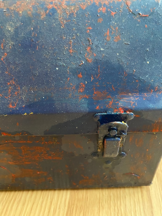 vintage metal lunchbox with handle and metal latc… - image 3