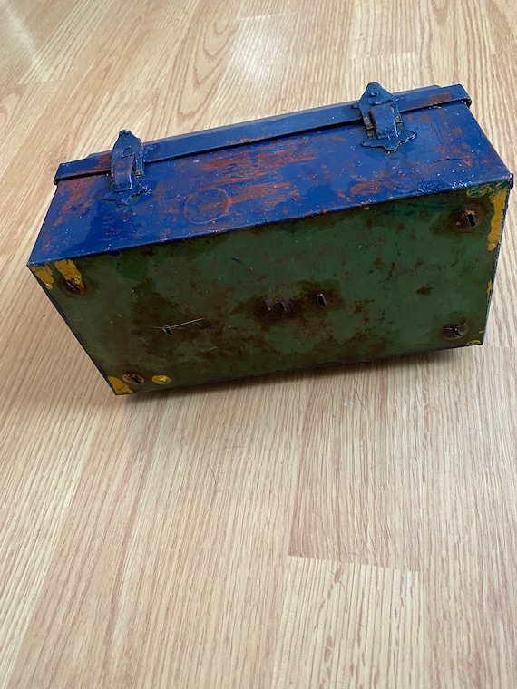 vintage metal lunchbox with handle and metal latc… - image 7