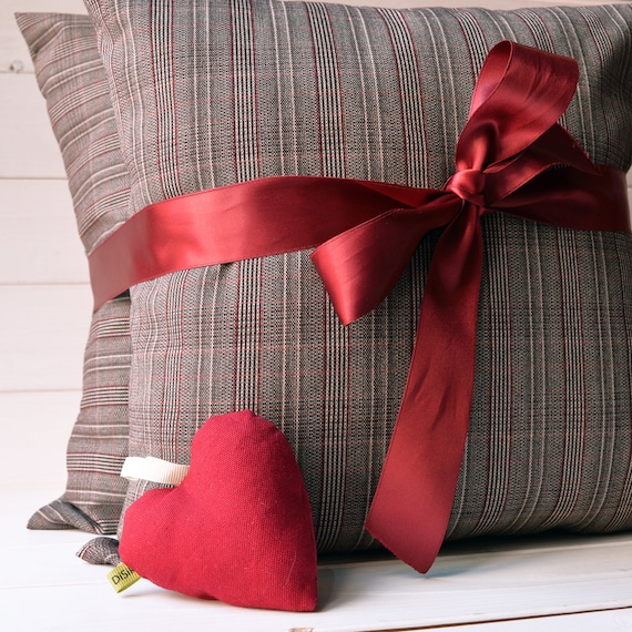 Black and red decorative pillows hot sale