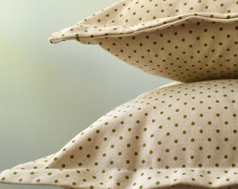 Cuscino pois verdi piccoli, in misto cotone, coordinabile con cuscino verde acido, green polka dot, pillow, throw pillow