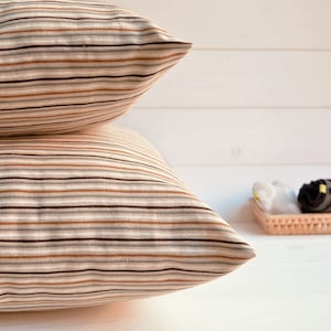 Cuscino decorativo righe, design moderno, pillow, throw pillow, cuscino arredo, cuscino arredo toni neutri, azzurro, cuscino righe, brown