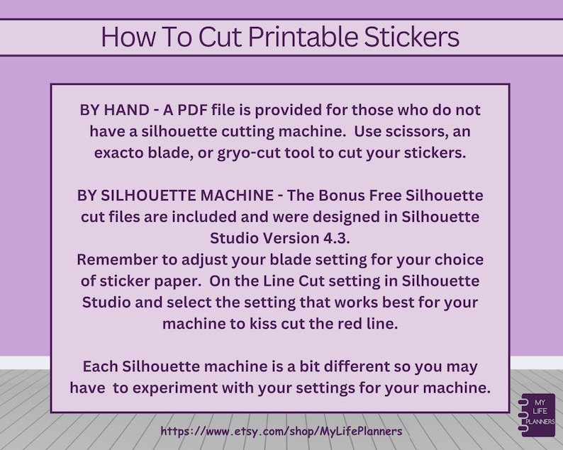 Op de afbeelding: Een roze en witte afbeelding met de tekst "How To Cut Printable Stickers" en instructies over hoe je afdrukbare stickers met de hand of met een Silhouette-machine kunt knippen. De tekst bevat instructies voor het aanpassen van de mesinstelling en het kiss-cutten van de rode lijn. De afbeelding bevat ook een link naar de Etsy-winkel MyLifePlanners.