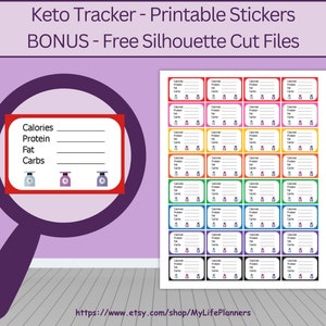 Puede incluir: Pegatinas imprimibles de Keto Tracker con el texto "Keto Tracker - Printable Stickers BONUS - Free Silhouette Cut Files". Cada pegatina tiene espacio para calorías, proteínas, grasas y carbohidratos, con un icono de balanza. Las pegatinas son de varios colores.